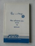 Berge, Leni v.d. - Met spiedend oog door de natuur Met kranteknipsel