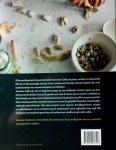 Carluccio , Antonio .  [ isbn 9789059566118 ] 3625 - Pasta . ( Onweerstaanbare recepten uit de regionale keukens.vanIn 'Pasta' van Antonio Carluccio neemt de auteur de lezer mee op een culinaire reis door de wereld van pasta. Dit boek is een eerbetoon aan de veelzijdigheid en de rijke -