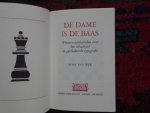 Dijk, Roel van - DE DAME IS DE BAAS Wetenswaardigheden over het schaakspel in geschakeerde typografie