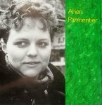 Parmentier , Arien H. [ ISBN 9789090125091 ] 3919 ( Met een beperkte oplage van 150 exemplaren. ) - Arien Parmentier  1956 - 1992 . ( Arien was mijn kleine zusje. Dat is ze lang gebleven ook toen ze groot werd. Ze had belangrijke kunstzinnige capaciteiten maar dat ontdekt ik pas veel later.   Via de pedagogische academie en de lerarenopleiding -