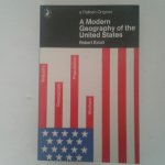Estall, Robert - A modern Geography of the United States ; Aspects of Life and Economy