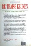 Lan , Kwee Siok . [ isbn 9789055011674 ]  inv.  4717 - De Thaise Keuken . ( Ruim 250 Authentieke recepten . ) Thais koken is een van de nieuwste culinaire trends. Dat is niet verwonderlijk, want geen keuken is zo verrassend en zo kleurig en geurig als de Thaise keuken.  -