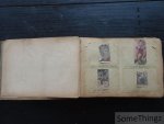 Anon. - Scrapbook / verzamelalbum / oud postkaartenalbum met talrijke krantenknipsels van wielrenners (jaren '40-'50-'60).