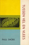 SNOEK, Paul - Tussen vel en vlees. (Met 5 tekeningen van de auteur).