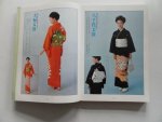  - Kimono's. Veel voorbeelden in foto's van kimono's. Aanwijzingen hoe een kimono wordt gedragen door mannen en vrouwen. Taal Japans