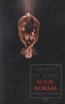 Jong (Rotterdam 1970), Annet de - Vuurkoraal - Vuurkoraal is een meeslepende literaire thriller die op Curacao speelt - een verraderlijke liefde en onverwacht bedrog. Het leven van 7 tot dan toe zorgeloze meisjes wordt totaal ontwricht als er een meisje opeens spoorloos verdwijnt...