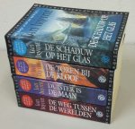 Irvine, Ian - De sage van de spiegel compleet. 4 delen. 1) De schaduw op het glas 2) De toren bij de kloof 3) Duister is de maan 4) De weg tussen de werelden