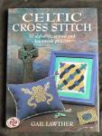 Lawther, Gail - Celtic Cross Stitch / 30 Alphabet, Animal and Knotwork Projects