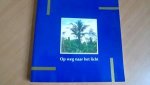 Bakker, Sybe - Op weg naar het licht.  Gedenkboek van de Gereformeerde Kerken in de classis Groningen ter gelegenheid van veertig jaar zending op Irian Jaya (1956-1996)