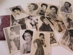  - ELISABETH TAYLOR -15 authentieke foto's uit midjaren 50 (1 van de kaarten bevat een handgeschreven groet van Liz uit Beverley Hills, LA)