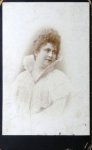 Eysden-Vink, Marie van: - [Kabinettfotografie, halbe Figur nach halbrechts]