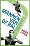 Simon Kuper 49953 - Mannen van de bal portretten van de schelmen, genieen, artiesten en krachtpatsers die het wereldtoneel van het voetbal domineren