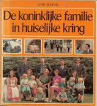 Schenk Lenie .. Met vele schitterende kleuren en zwart wit illustraties  door Max Koot en Jan Sterk - De koninklijke familie in huiselijke kring