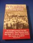 Nieuwenhuys, Rob ea - De Bevrijding in de Oost. - De bevrijdingsdagen van Rob Nieuwenhuys, Agnes Newton Keith, Bep Vuyk, G.F. Jacobs, Paula Gomes, Eric Lomax en anderen