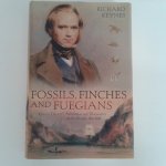 Keynes, Richard - Fossils, Finches and Fuegians ; Charles Darwins Adventures and Discoveries on the Beagle, 1832-1836