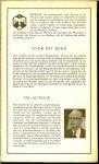 Thienen, Prof. Dr. F.W.S. van - Acht eeuwen westeuropees costuum. Met kleuren- en zwartwit foto's.