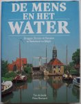 Joode, Ton de; Bernard, Peter - De mens en het water, bruggen, sluizen en kanalen in Nederland en België Met krantenknipsels