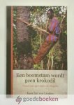Linden, Kees Jan van - Een boomstam wordt geen krokodil --- Twaalf jaar gast onder de Mogofin