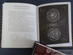 David Wade. - Quadrivium: rekenkunde, meetkunde, muziek en astronomie voor iedereen. Sciencia: wiskunde, natuurkunde, scheikunde, biologie en astronomie voor iedereen. Designa: technische geheimene van de traditionele visuele kunsten. [3 vols.]