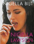 Lawson, Nigella . [ isbn 9789025415372 ] 0421 - Nigella Bijt . ( Nigella Lawson is al enige jaren een culinaire en literaire sensatie in Engeland. Haar kookprogramma Nigella bites wordt nu ook in Nederland uitgezonden door RTL4. Lawson, de ontdekker van Jamie Oliver, -