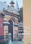 Peetoom, Lenie & Letty van der Hoek - Door gangen en poorten naar de hofjes van Haarlem / Through passages and gates to the hofjes of Haarlem