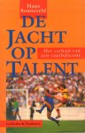 Sonneveld, Hans - De Jacht op Talent (Het verhaal van een voetbalscout), 127 pag. paperback, goede staat (geschreven op schutblad door vorige eigenaar Dik Bruynesteyn)