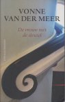 Meer (Eindhoven, 15 december 1952), Vonne van der - De vrouw met de sleutel - Een vrouw blijft na de plotselinge dood van haar man berooid achter. Ze moet aan het werk en plaatst een advertentie: vrouw, 59 jaar, moederlijk voorkomen, brede heupen, prettige stem, komt u voor het slapen gaan, instoppen.