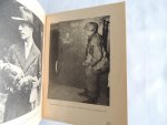 SCHIET JAN - Tentoonstelling van fotografische opnamen van Duitse concentratiekampen en verwoest Arnhem  ---- ER MOET VEEL STRIJD GEWEEST ZIJN