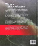 Groeneveld , Jolanda . & Stella Ruhe Producties . [ ISBN 9789058778529 ] 3419 - Werken met Speksteen . ( Beeldhouwen in speksteen, albast, kalksteen en serpentijn . )  Dit boek beschrijft alle aspecten van beeldhouwen in speksteen en andere zachte steensoorten, zoals albast, kalksteen en serpentijn. Aan de hand van vele stap -