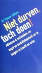 Jeffers , Susan . [ ISBN 9789025291945 ] 2221 - Niet Durven , Toch Doen ! (  Adviezen & Technieken om angst en besluiteloosheid om te buigen in kracht en actie . ) Wat houdt ons tegen om de persoon te zijn die we willen zijn, om de dingen te doen die we willen doen?  -