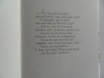 Gezelle, Guido (gedichten); Wiegman, Christine (samenstelling en verluchtiging); Worm, Piet (kalligrafie). - Hoe Stille is `t. [ GENUMMERD LUXE exemplaar - 30 / 500 ].