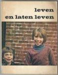 Filius, Jan (samenstelling & tekst); Egbert Munks (fotografie); Piet Hollemans & Rijk Verhoeven (band en vormgeving) - Leven en laten leven. Een documentaire over het club-, wijk- en buurthuiswerk in Nederland