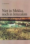 Fijnvandraat, J.G. - Niet in Mekka, noch in Jeruzalem. Een gedetailleerde beschrijving van de islam: de ontstaansgeschiedenis van deze snelgroeiende godsdienst