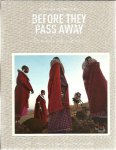VANDENBUSSCHE, Hannelore - Before they pass away. De verhalen achter de foto's. [Eerste druk / First edition - Signed].