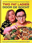 Paterson , Jennifer . &  Clarissa Dickson Wright .  [ isbn  9789055016686 ] 4018 - Two  Fat  Ladies  )  Gastronomische avonturen  . ( Met motor en zijspan . )  In TWO FAT LADIES DOOR DE BOCHT zijn niet alleen recepten voor uiterst smakelijke diners te vinden; ook staan er heerlijke picknickideeën in, bijvoorbeeld: -