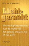 Beek, Dr. A. van de (redactie) - Lichtgeraakt (Wetenschapsbeoefenaren over de relatie van hun gelovig christen-zijn en hun werk)