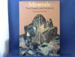 Vincenzo de Michele, curator departement of mineralogy Milan/ voorwoord Sir Frank Claringbull - Minerals, their beauty and structure (stofomslag) 1980