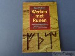 Klaus Würthner. - Werken met runen. Over de oorsprong, geschiedenis, gebruik en invloed van de runenen en het runenorakel.