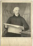 [N.N.] - Original print, lithography 19th century I Portret van onbekende man met blad papier/krant voor zich en boeken op tafel en in de achtergrond, van der Lugt?, gepubliceerd in de 19e eeuw, 1 p.