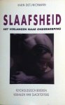 Dietl-Wichmann , Kari . [ isbn 9789061208761 ] 2817 - Slaafsheid . ( Het verlangen naar onderwerping . Psychologisch bekeken verhalen van slachtoffers . ) Wat is slaafsheid? Is het een vorm van pervers gedrag? Is het abnormaal, of juist een speelse manier van liefde? Is het verlangen of lust naar -
