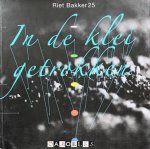 - Riet Bakker in de klei getrokken. Vijfentwintig jaar keramist