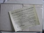 - Diploma Bachelor of Arts uitgereikt door The College of the City of New York - Diploma Bachelor of Arts uitgereikt door The College of the City of New York