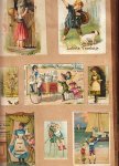 PLAKBOEK - Groot plakboek uit ca. 1900 met ca. 200 ingeplakte reclameplaatjes e.d.