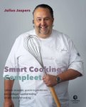 Jaspers , Julius . [  isbn 9789048811090 ] - Smart Cooking Compleet . ( Lekkere recepten, goede ingredienten, een gedegen voorbereiding en een snelle afronding . )  Ik leg het graag nog eens uit. Het idee is dat je met je gasten aan tafel zit in plaats van de hele avond met een bezweet -