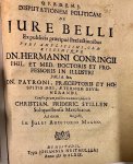 Stillen, Christian Frideric., uit Salzwedel; Praeses: Conring, Hermann - Dissertation 1669 I Disputationem politicam de jure belli [...] Helmstedt Johann Heitmüller 1669.