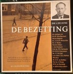 Jong, Dr. L. de (samenst. en presentatie) - De Bezetting. Een samenvatting van de eenentwintig uitzendingen van de Nederlandse Televisie-Stichting over het Koninkrijk der Nederlanden in de tweede wereldoorlog, 1940-1945