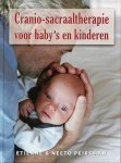 Peirsman , Etienne .  & Neeto Peirsman . [ isbn 9789020243918 ] 3314 - Cranio-Sacraaltherapie voor Baby's en Kinderen. ( Onze soms urenlang durende tocht door het geboortekanaal gaat vaak met veel geweld gepaard.) Nek en schedel van de baby worden aan enorme krachten blootgesteld, waardoor botjes over elkaar -