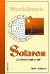 Bergman , Ineke . [ isbn 9789074899789 ]  4317 ( Gesigneerd door de auteur met een opdrachtje . ) - Solaren Werkboek . ( Zonneterugkeren . ) Solaren zijn horoscopen voor het moment waarop de Zon rond je verjaardag terugkeert op zijn plaats in je geboortehoroscoop. Dat is a.h.w. de geboortehoroscoop voor je volgende levensjaar, en hij weerspiegelt -