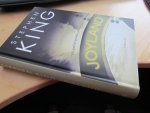King, Stephen - Joyland - speciale ING uitgave (cjs) Stephen king (NL-Talig) 9789024564941 als GLOEDNIEUWE HARDCOVER. In perfecte staat en strak in de kaft - dit is de ING uitgave