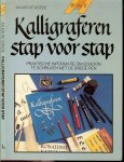Goede, Julius de .. Omslagontwerp : Karel  van Laar - Kalligraferen stap voor stapPraktische informatie om schoon te schrijven met de brede pen